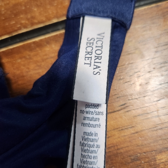 Victoria's Secret Deep Blue Wireless Push-Up Bra - Picture 3 of 8